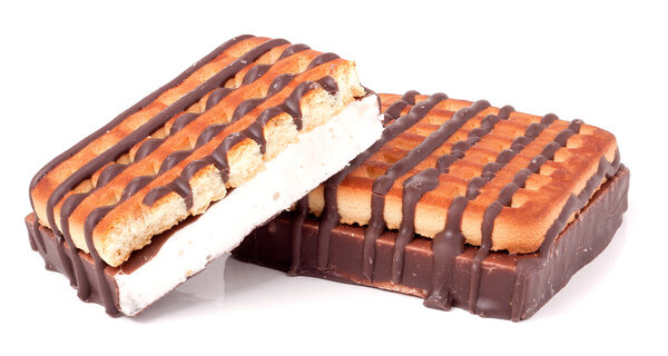 Zephyr печенье с шоколадом на белом фоне
