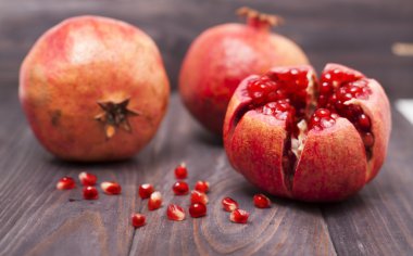 Ahşap zemin üzerinde nar