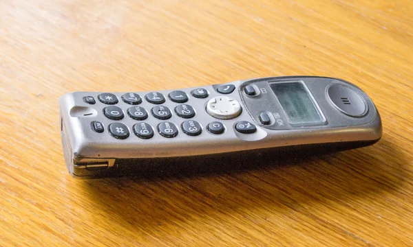 Teléfono inalámbrico viejo en una mesa de madera —  Fotos de Stock