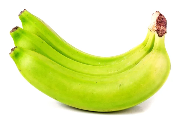 Kilka zielonych bananów na białym tle — Zdjęcie stockowe