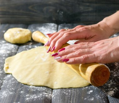 Bir pasta Napoleon için çalışırken hamur