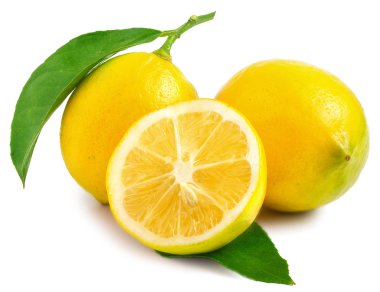 İki limon bir yarısında dilimlenmiş