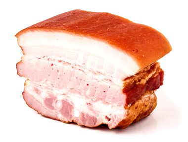 Pastırma füme sosis beyaz zemin üzerinde bir parça ile