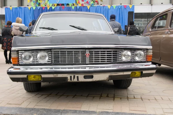 LUGANSK, UCRAINA - 25 FEBBRAIO 2016: Mostra di auto d'epoca nella piazza principale, primo piano dei fari — Foto Stock