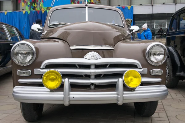 LUGANSK, UCRANIA - 25 DE FEBRERO DE 2016: Exposición de coches antiguos en la plaza principal, primer plano del faro — Foto de Stock