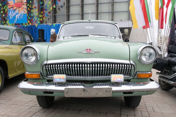 LUGANSK, UCRAINA - 25 FEBBRAIO 2016: Mostra di auto d'epoca nella piazza principale, primo piano dei fari — Foto Stock