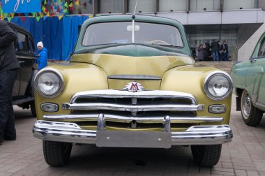 Lugansk, Ukrayna - 25 Şubat 2016: Ana kare, Far yakın çekim vintage otomobillerde serginin