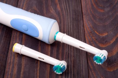 Ahşap arka plan üzerinde eski elektrikli diş fırçası