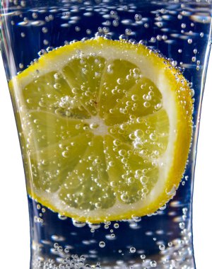 limon soda su mavi bir arka plan üzerinde