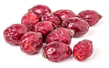 Yığın üzerinde beyaz izole kurutulmuş kuşburnu çilek.