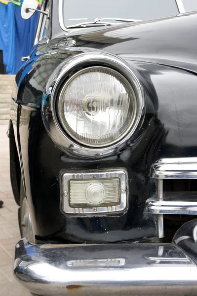 LUGANSK, UCRANIA - 25 DE FEBRERO DE 2016: Exposición de coches antiguos en la plaza principal, primer plano del faro — Foto de Stock