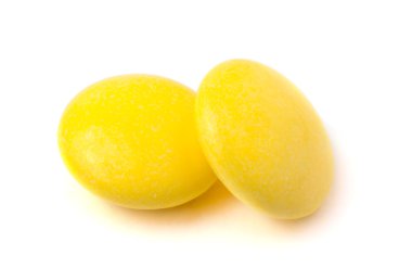 beyaz zemin üzerinde iki sarı tabletler