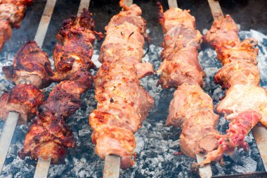 Izgaradaki şiş kebap.