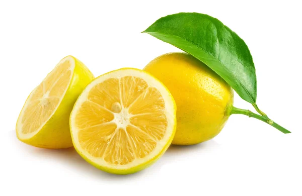 흰 바탕에 신선 한 레몬을 따로 놓아두다 — 스톡 사진