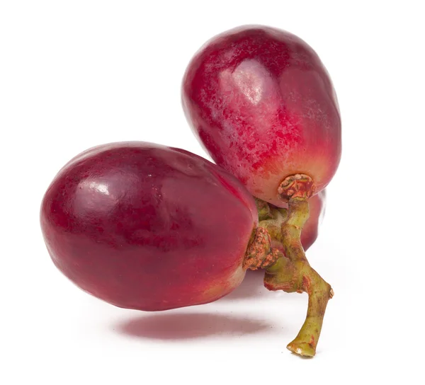Cacho de bagas de uva vermelha isolado no recorte de fundo branco — Fotografia de Stock