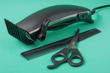 Beyaz arkaplanda saç kırpıcısı izole edildi