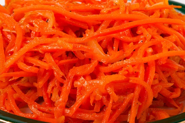 Horké mrkvový salát v desce na bílém pozadí — Stock fotografie