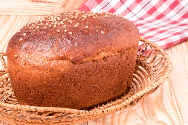 Czarny chleb z kolendrą zbliżenie — Zdjęcie stockowe