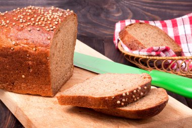 Siyah ekmek taze kişniş closeup ile