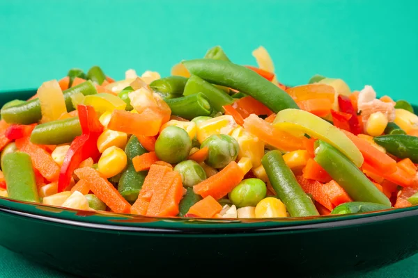 Campuran sayuran mentah di piring kuning — Stok Foto