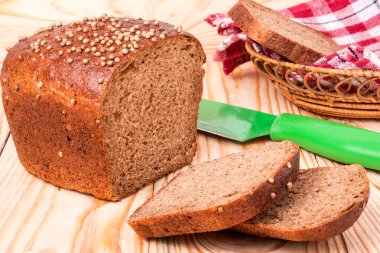 Siyah ekmek taze kişniş closeup ile