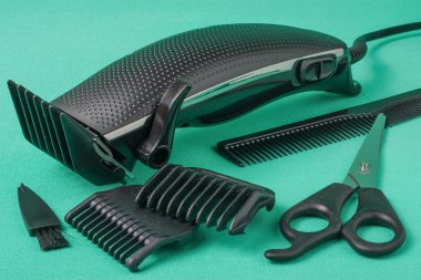 Beyaz arkaplanda saç kırpıcısı izole edildi