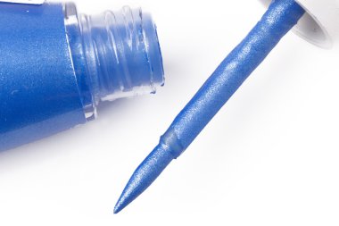 Mavi sıvı eyeliner fırçası yakın çekim makro bir tüp ile