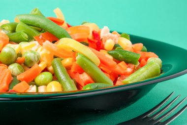 Sarı plaka üzerinde çiğ sebze karışımı