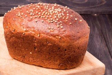 Siyah ekmek taze kişniş closeup ile