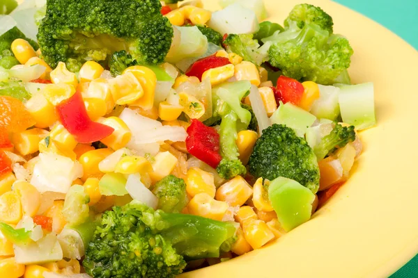 Сира овочева суміш на жовтій тарілці — стокове фото