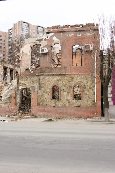 LUGANSK ,UKRAINE - MARCH 25, 2016:  The destroyed building after a mortar attack — Stock Photo, Image