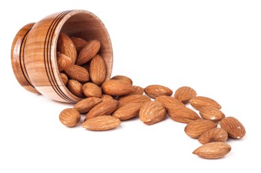 Beyaz arka plan üzerinde izole bir ahşap kase fındık badem