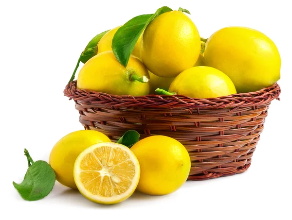 Limoni in cesto isolati su bianco — Foto Stock