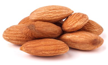 Beyaz arka plan üzerinde izole badem yığını