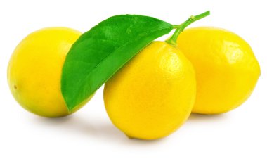 Üç limon üzerinde beyaz izole