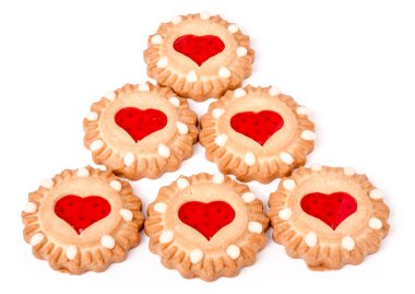 Beyaz arka plan üzerinde izole marmelat kalp kurabiye