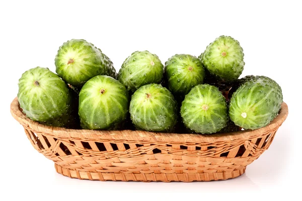 Pepinos en una cesta de mimbre aislados sobre fondo blanco — Foto de Stock