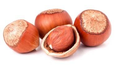 Beyaz arka plan üzerinde yakın çekim makro izole dört fındık