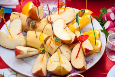 Bir plaka üzerinde çeşitli dilimlenmiş meyve şişleri