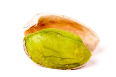 Beyaz arka plan üzerinde yakın çekim makro izole bir fıstık