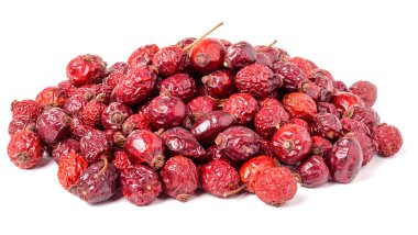 kurutulmuş gül beyaz bir arka plan üzerinde izole kalça yığını