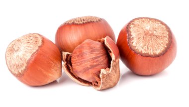 Beyaz arka plan üzerinde yakın çekim makro izole dört fındık