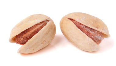 İki fıstık beyaz arka plan üzerinde yakın çekim makro izole