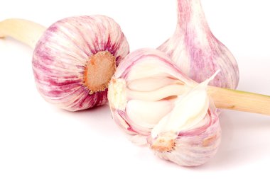 Beyaz arka plan üzerinde izole üç taze sarımsak kafa
