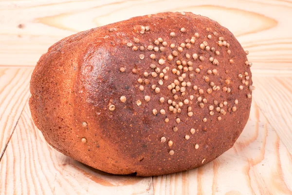 Чорний хліб зі свіжим коріандрою крупним планом — стокове фото