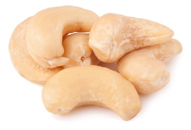 kaju fıstığı beyaz bir arka plan üzerinde izole yığını