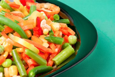 Sarı plaka üzerinde çiğ sebze karışımı