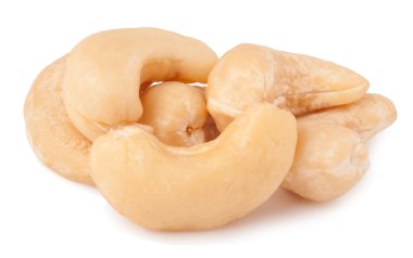 kaju fıstığı beyaz bir arka plan üzerinde izole yığını