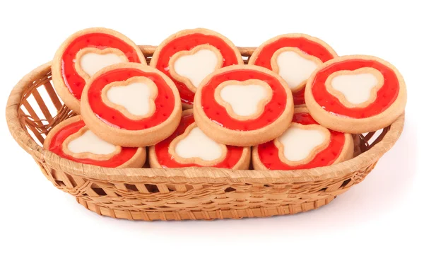 Biscoitos com geléia em cesta de vime isolado no fundo branco — Fotografia de Stock