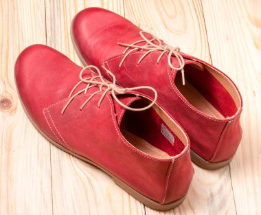 Kırmızı Bayan Ayakkabı dantel ahşap arka plan ile deri